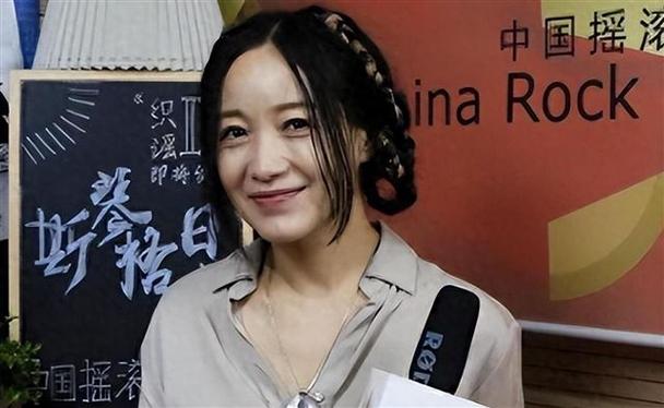 她上4次春晚，和恩师同居怀孕，被骗流产，如今56岁依然单身！