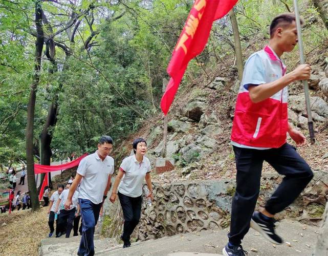 拾阶揽春晖，登高共奋进—崆峒公路段开展春季踏青登山活动