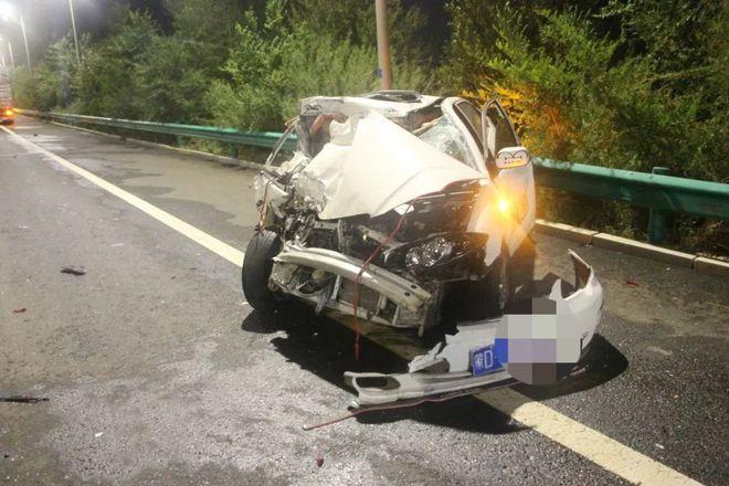 内蒙古一沙漠发生车祸有人员伤亡 知情人：3死1伤车辆未走常规路线