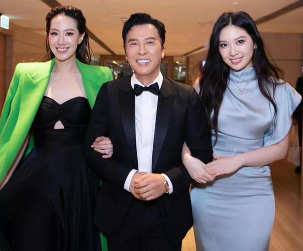 甄子丹携妻子女儿现身香港马场，网友们：岳父大人，请受小婿一拜