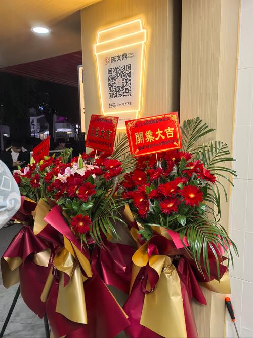 河南网红大排档今日试营业，三小伙拿着花篮去捧场，这个项目不错