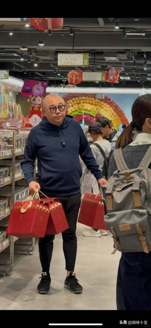 突发！香港知名男星因违法在街头当众被捕，转行当外卖员赚钱养家