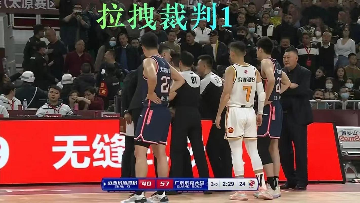 太嚣张了！CBA外援被驱逐后，用手怒指裁判，赛后竟发文这样说