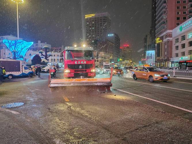 3月26日夜起，哈尔滨下了场雪，路面结冰，出行不便