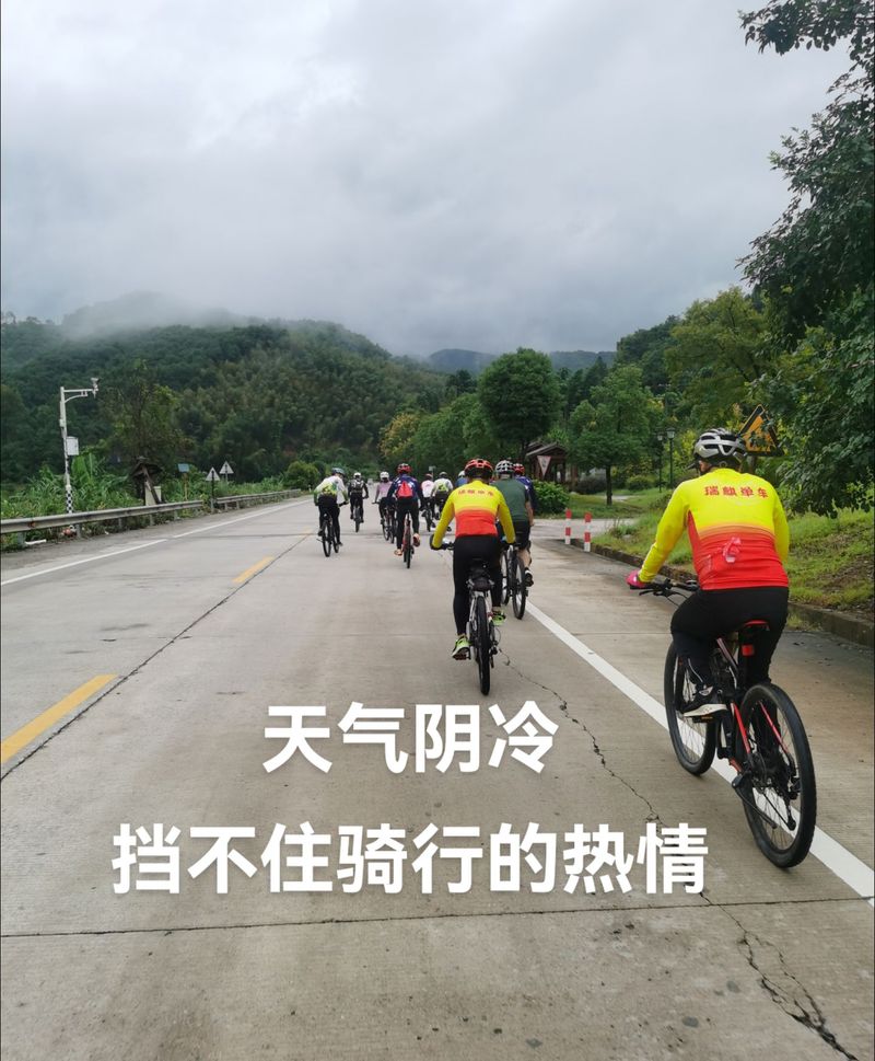重装骑行中国 阴天下毛毛雨到沈阳于洪区光辉乡一座空房露营