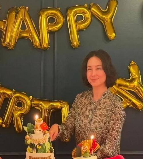 62岁何超琼为干女儿庆生，送了一个哪吒蛋糕，合照三代同堂站中间