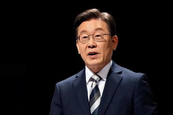 判决已作废，李在明离开法庭，临走前送出12个字，金建希走向末路