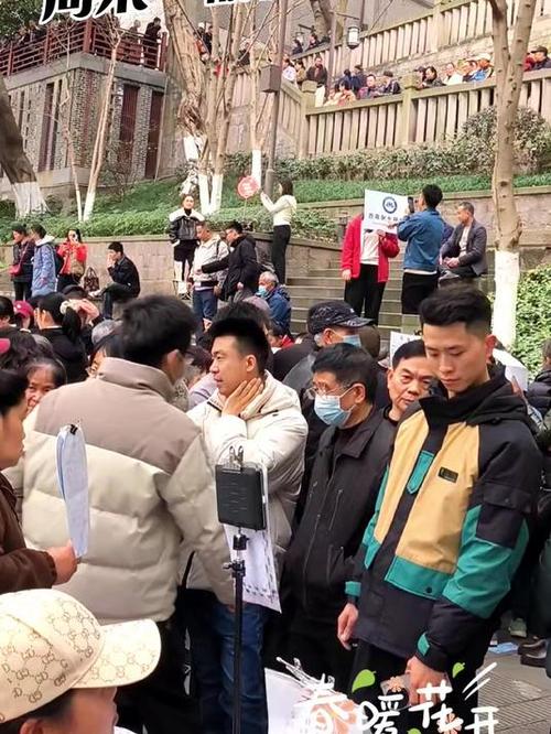 实拍重庆人民公园相亲角，女孩明码标价现场找男朋友，被众人围观