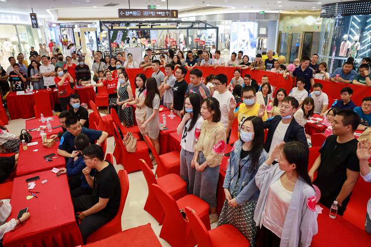 果然视频|人气爆棚！三月三千佛山相亲大会现场俊男靓女云集
