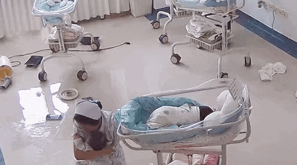 监拍:强震来袭瑞丽医院护士抱紧婴儿抓紧婴儿车 震后轻声安抚孩子