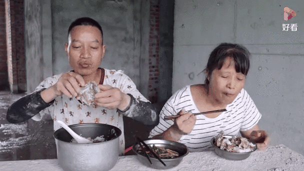 农村小伙家人中午小聚，姐夫准备拿手好菜，大骨头随便肯吃过瘾