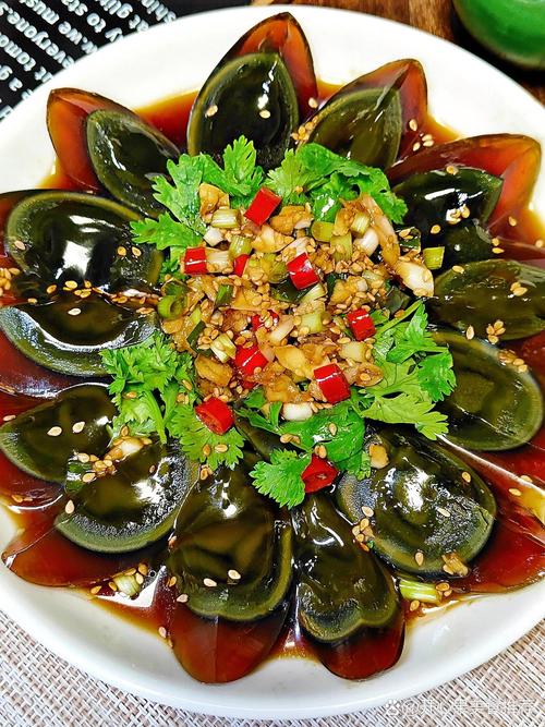 凉拌皮蛋时，别忘加这3味料，不腥不涩，果然好吃！