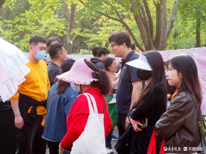 三月三千佛山相亲大会，临近中午年轻人明显增多