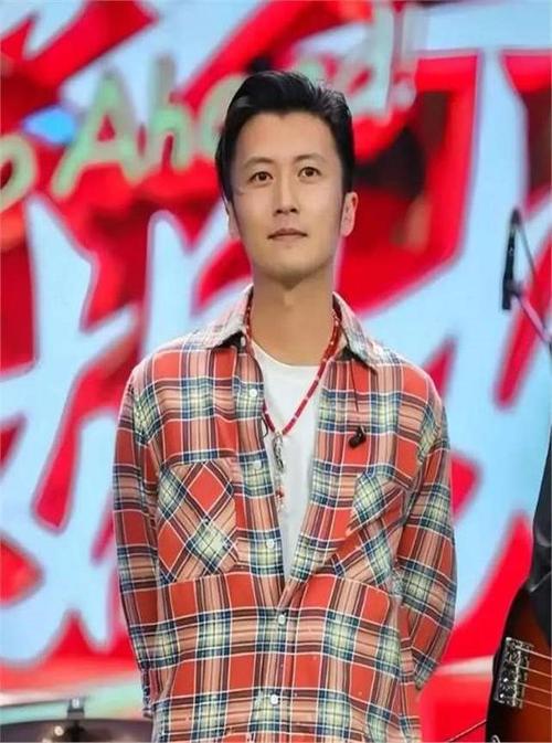 谢霆锋生意做大了开始亲自选址监工了，长得又年轻又帅还能赚钱!