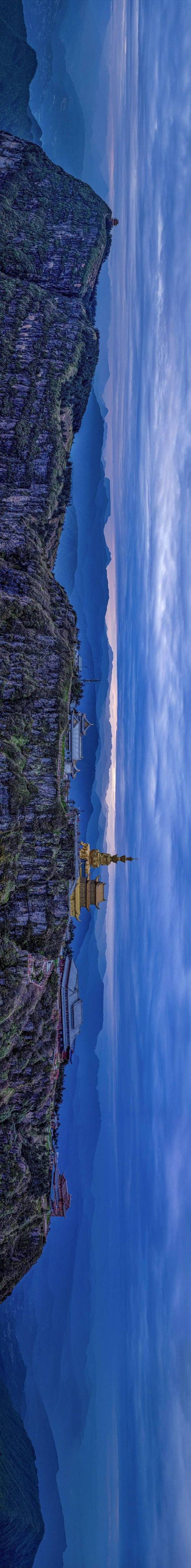 峨眉山金顶神仙视角俯瞰雪山群，七重峰峦叠映天际，仿若一眼揽尽千里江山