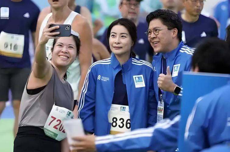 香港巴塞尔：79岁霍震霆松弛感拉满，郭晶晶霍启刚与人谈笑风生