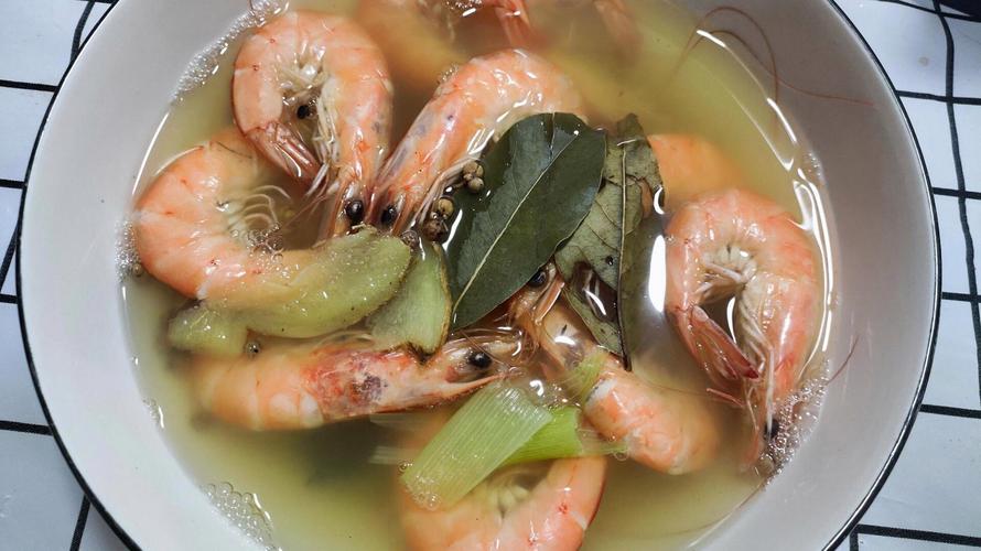 煮大虾，直接加水煮是大错，教你一招，虾肉鲜嫩入味不腥不柴