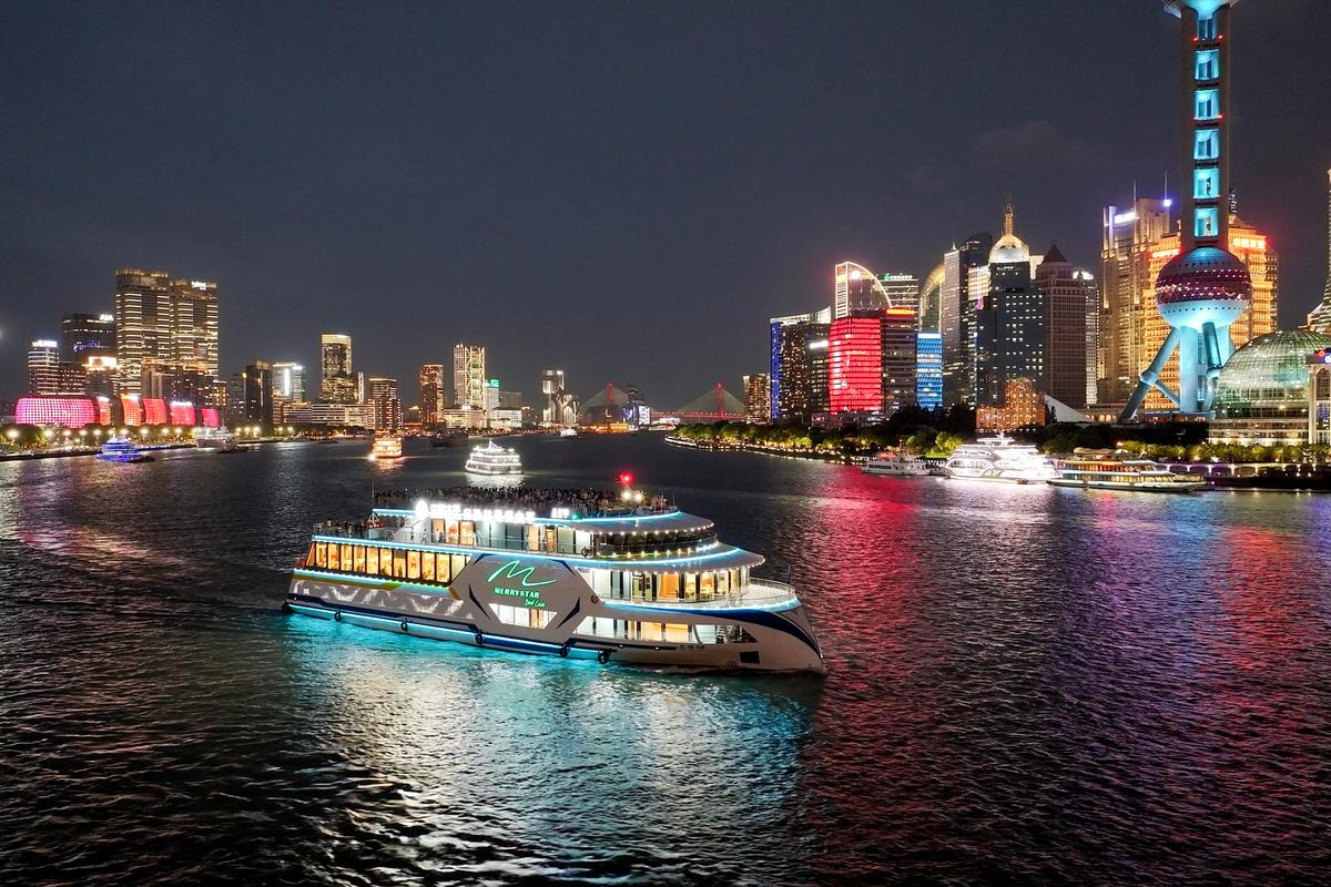 在黄浦江上乘船，欣赏繁华的上海天际线
