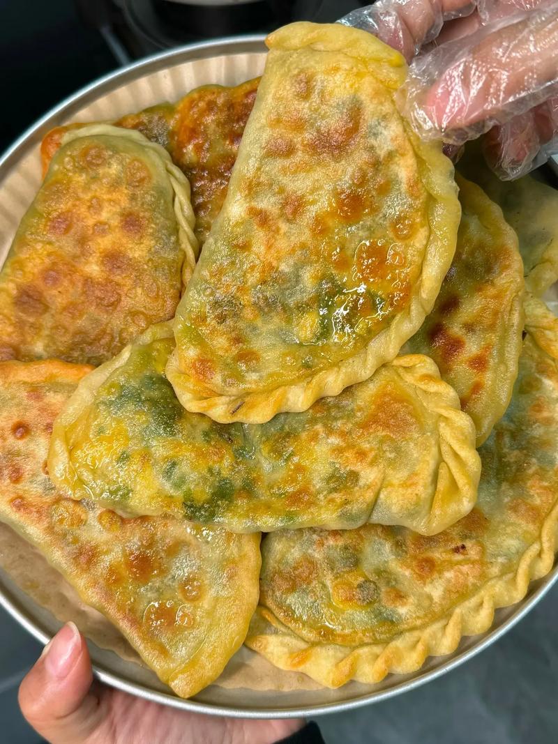 春天多吃韭菜，教你一个神仙吃法，不用炒不做馅，比韭菜盒子还香