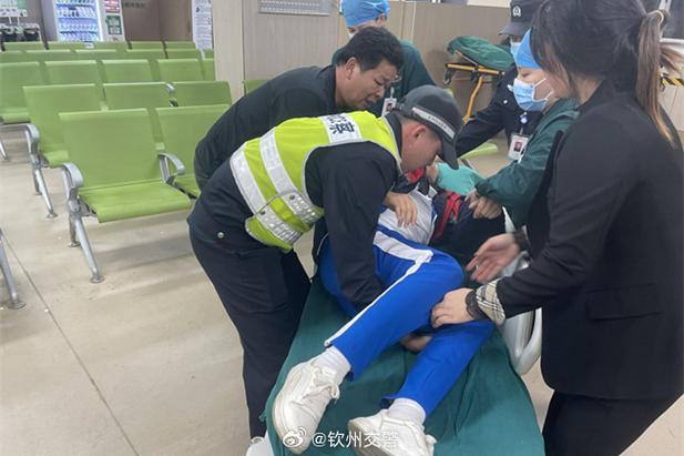 一女童颅内出血，需紧急救援，交警开路绿色通道护送到医院！