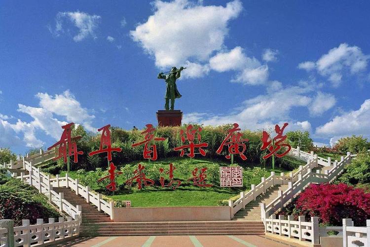 探访玉溪聂耳公园，感受音乐家的风范。红塔山公园也很美