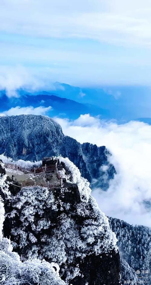 随心所欲南方游，登临峨眉山下，感受大自然的壮丽与宁静