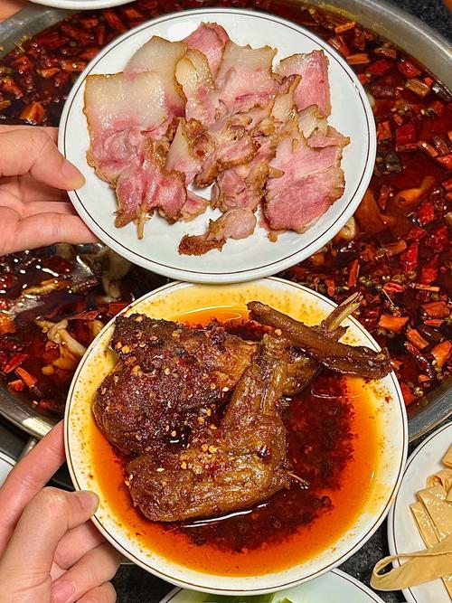 苗大姐宰杀自养乌鸡，做正宗贵州辣子鸡，卡卡炫饭吃肉肉