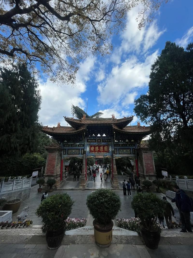 昆明圆通山，是观赏内容最丰富、游人最多的公园