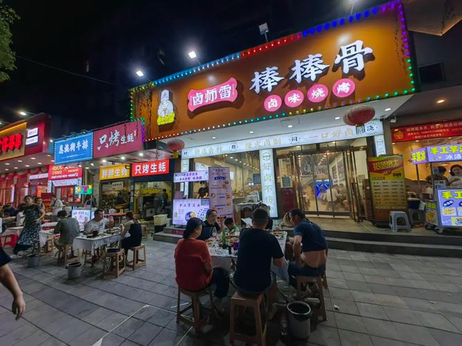 湖北武汉青山区：早晨的恩施美食街，早餐及生鲜店一片繁忙！