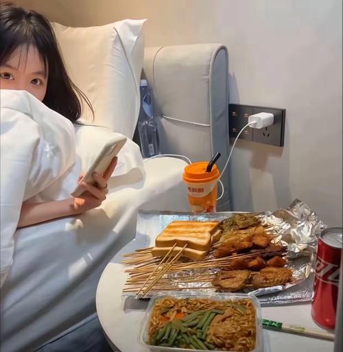 单身女子的夜晚，独自享受美食的时光