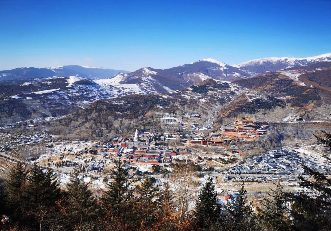 山西五台山又迎来了降雪，气温已经下降到零下10摄氏度，有点冷