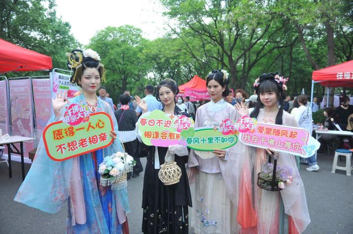 千佛山相亲大会火爆开幕，美女主播为你现场“巡山”牵线