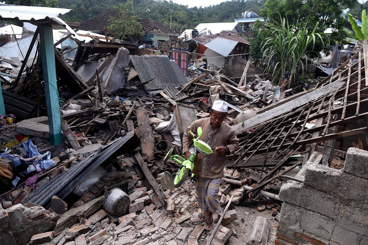 实拍缅甸7.9级大地震：在建楼房轰然倒塌 高楼泳池水瀑布般摇下