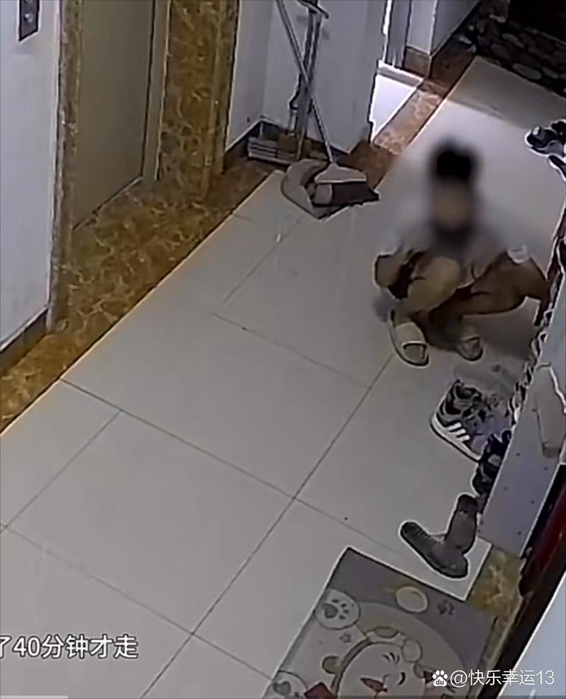 监控下可耻的一幕.注意看男子上楼经过二楼住户时.偷…恶心