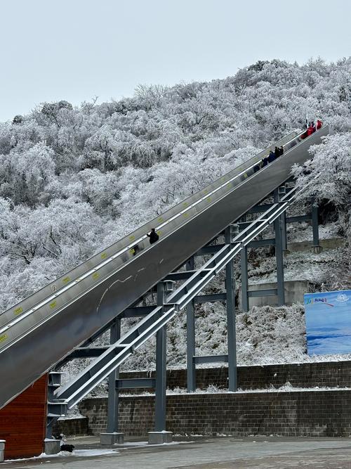 今日，汉中龙头山景区宛如梦幻冰雪世界