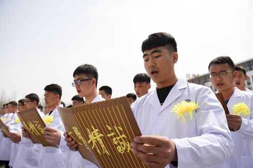 中国青年报 这群医学师生 点亮无名烈士“归乡”路