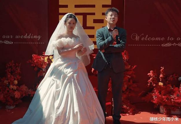 婚礼现场，新郎裤子拉链没拉，新娘用手捂着憋笑不止