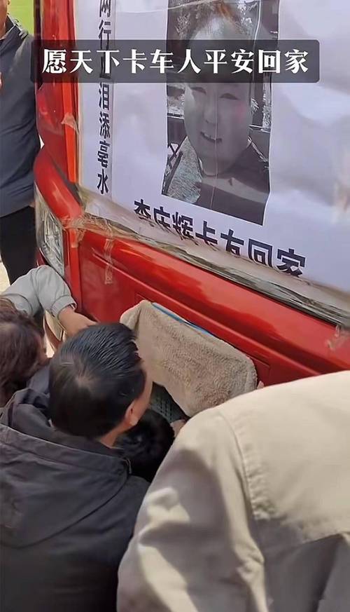 41岁卡车司机李庆辉过劳猝死，妻子哭到晕厥，有2个年幼的儿子