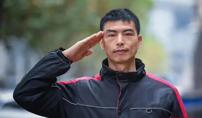 山东退伍小哥！徒手爬楼救人！