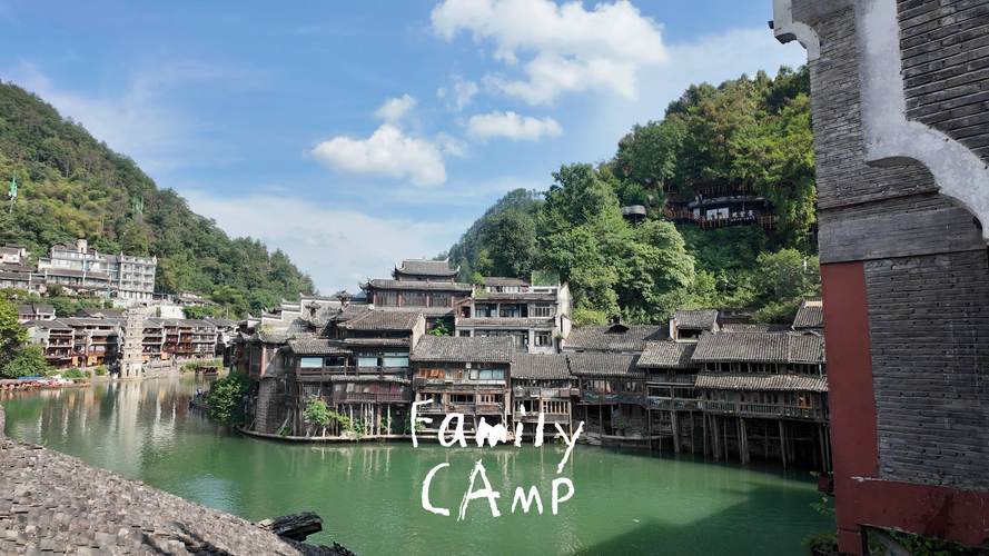 2025年4月1日，返乡旅游小团队，畅游湘西凤凰古城