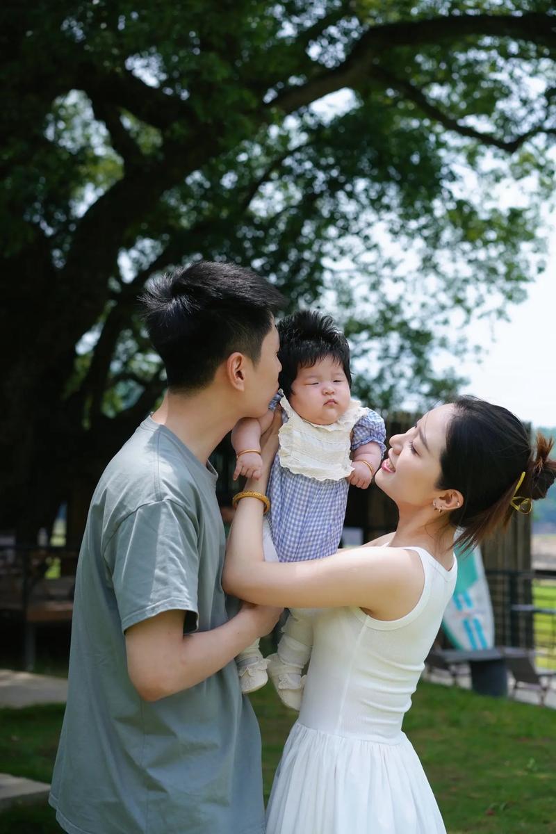 爸妈旅游恩爱拍照，娃在一旁挂满包包，网友:父母是真爱！