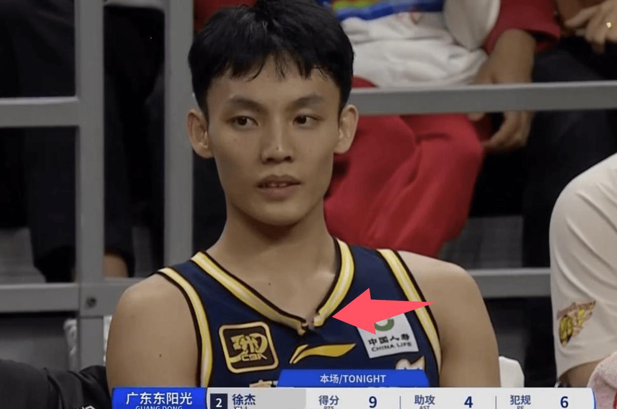 破案了！险被上海18-0打崩，杜锋也不上贝兹利原因找到，全怪徐杰