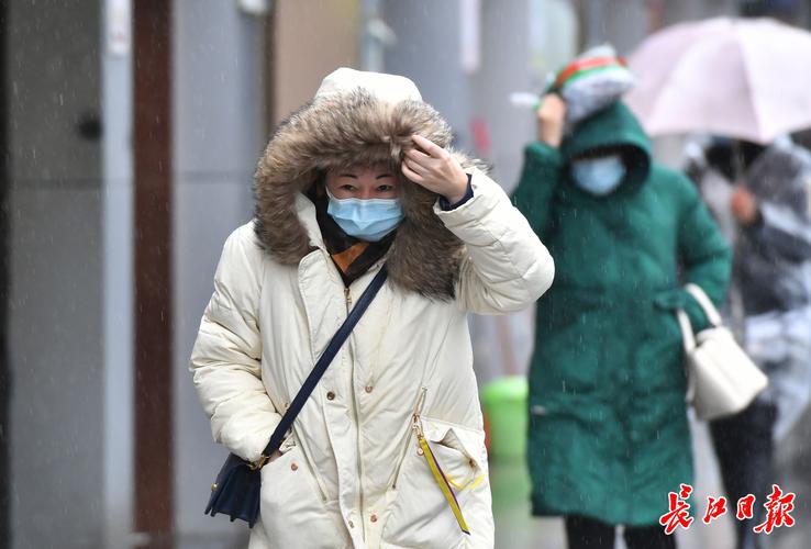 长江以北暖到离谱！比常年高10度，南方却雨不停
