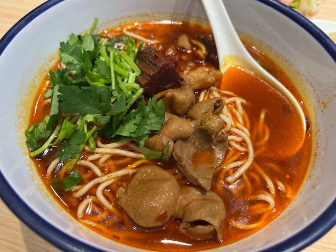 二细加面，多加辣椒，加牛肉，加鸡蛋，一瓶饮料，牛肉面吃爽啦！