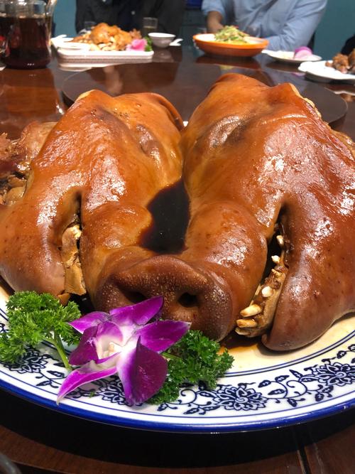 20多斤猪头做红烧，叫上村里叔伯打平伙，大口喝酒大口吃肉，过瘾