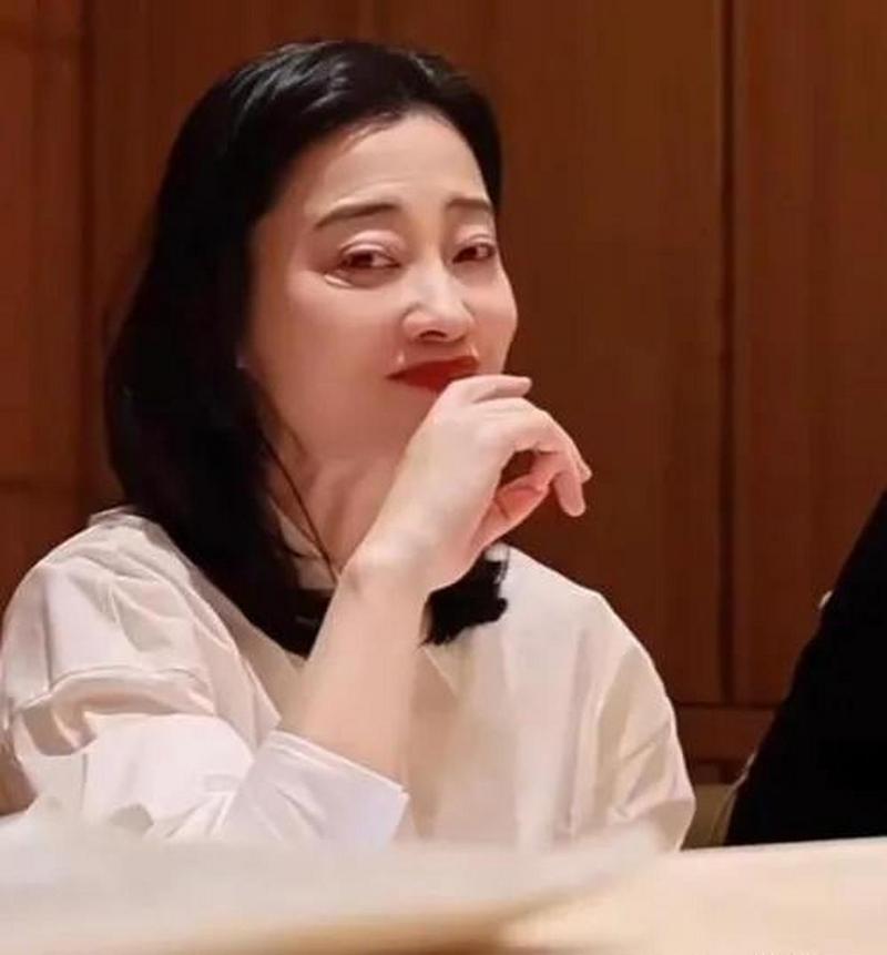 49岁梅婷素颜上镜，真实颜值长这样，网友直呼:出乎意料了
