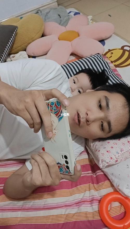 五个月的宝宝偷看爸爸的手机,被爸爸发现,看完笑的肚子疼