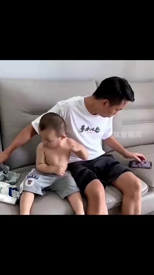看电视入迷,宝宝竟忘了自己不会走路,爸爸憋笑憋到嘴角失控