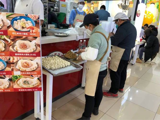广东小伙在韩国卖油炸饺子，一天挣万块！顾客排队半条街！