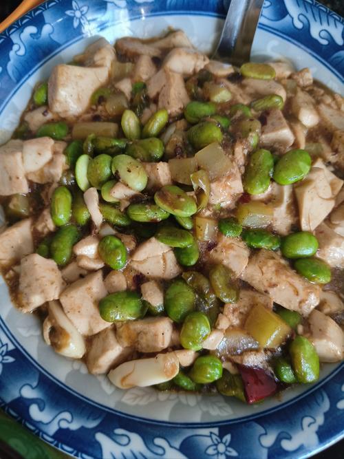 尼泊尔真实农村生活Ep90，姐妹俩在溪边树屋厨房煮毛豆，很好吃！